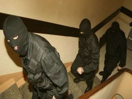 Bakıda şöbə müdirinin qorxulu gecəsi- maskalılar məmuru evindən aparıb 300 min dollarını aldılar Bakıda şöbə müdirinin qorxulu gecəsi- maskalılar məmuru evindən aparıb 300 min dollarını aldılar