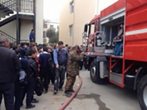 Bakıda liseydə yanğın: müəllim və şagirdlər təxliyə olundu 