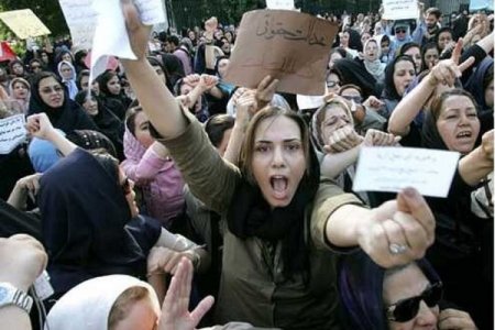 İranda xalq ayağa qalxdı - Ordu ilə əhali arasında toqquşma