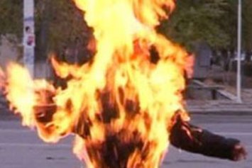 Bakıda qadın üzərinə benzin töküb özünü yandırdı - Dəhşətli intihar