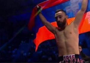 “DQR” bayrağını qaldırmış erməni döyüşçü yarışlardan qovulub “DQR” bayrağını qaldırmış erməni döyüşçü yarışlardan qovulub