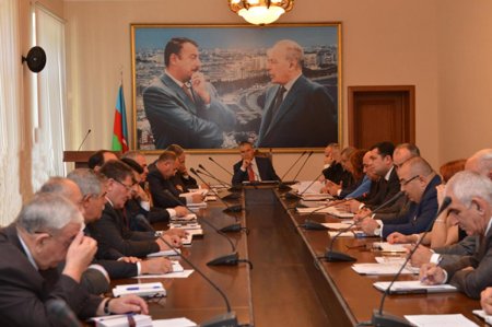 Əli Həsənov köçkünlərin “sayğaç qiyamı” ilə bağlı müşavirə keçirdi