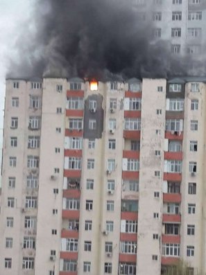 Bakıda yaşayış binasında yanğın - FOTO