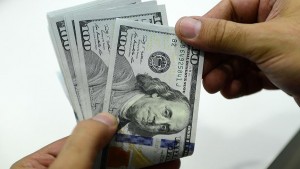 Dollar yenidən ucuzlaşır -Banklarda satış qiymətləri