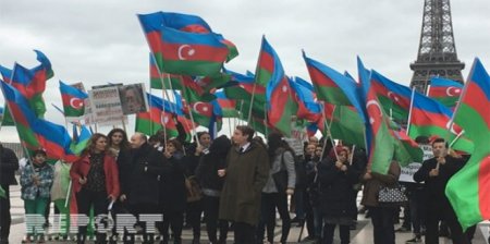 Parisdəki azərbaycanlılardan Sarkisyana qarşı etiraz aksiyası