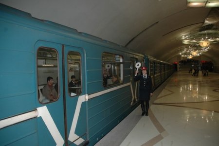 “Ulduz” stansiyasında qadın özünü qatarın altına atdı