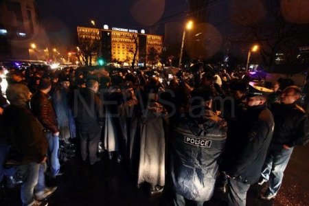 İrəvan qarışdı-ermənilər Azadlıq meydanına axışdı