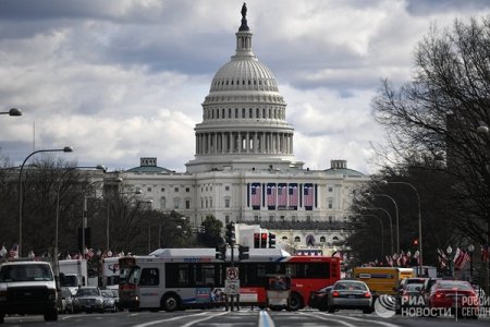 ABŞ Konqresi yaxınlığında atışma - Naməlum şəxs maşını polislərin üzərinə sürdü