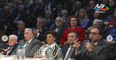 Münsiflər qiymətləndirir, Tağı Əhmədov telefonla "oynayır" - Fotolar 