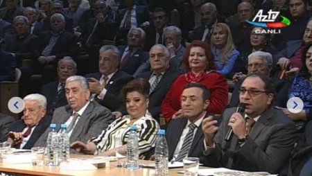 Münsiflər qiymətləndirir, Tağı Əhmədov telefonla "oynayır" - Fotolar 