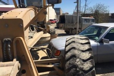 Bakıda sürücü yolun bağlanmasına belə etiraz etdi Bakıda sürücü yolun bağlanmasına belə etiraz etdi