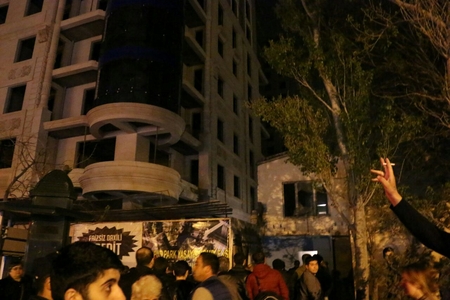 Bakıda gecə söküntüsü: evsiz qalan sakinlər yolları bağlayıblar