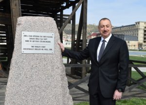 İlham Əliyev dünyadakı ilk neft quyularından biri ilə tanış oldu 