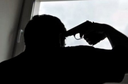 Polis şöbəsində saxlanılan şəxs özünü güllələyib