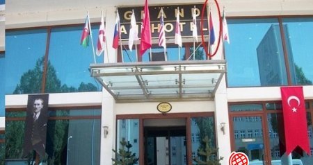Azərbaycanlı İş Adamı Otelinə Erməni Bayrağı Asdı - FOTO