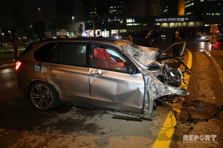 Bakıda sürət yarışına çıxan avtomobil qəzaya uğrayıb, 2 nəfər yaralanıb