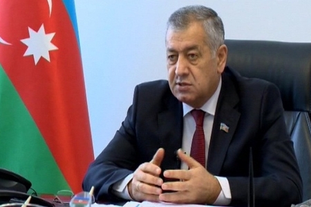 Vahid Əhmədov: “Rəsmilər dövlət televiziyasına çıxıb deməlidirlər ki, Beynəlxalq Bankda nə baş verir?”