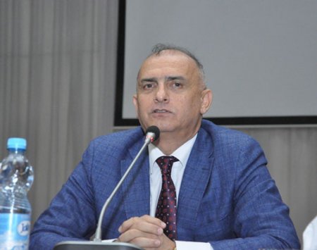 Azərbaycan Dillər Universitetinin rektoru Əfqan Abdullayev ilə tələbə arasında GƏRGİNLİK YAŞANIB - Rektor özündən çıxdı