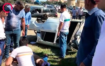 Bakıda yol polisinin qovduğu maşın qəzaya düşdü: ölən və yaralanan var