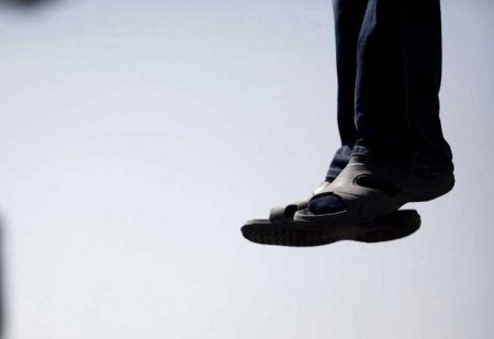 Məcburi köçkün özünü turnikdən asdı - Bakıda