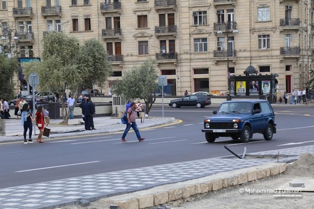 Yenicə istifadəyə verilən yolda piyada keçidi yoxdur: “Yolu kenquru kimi hoppana-hoppana keçirik” Yenicə istifadəyə verilən yolda piyada keçidi yoxdur: “Yolu kenquru kimi hoppana-hoppana keçirik”
