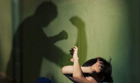 Təhsildə RƏZALƏT! Müəllim şagirdi döyüb xəsarət yetirdi: Təhsildə RƏZALƏT! Müəllim şagirdi döyüb xəsarət yetirdi: