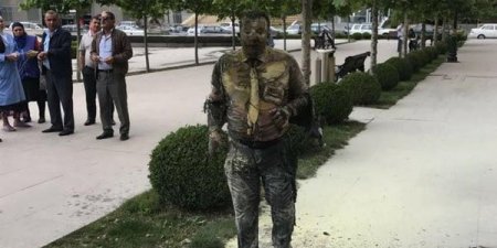 Bakıda bankın önündə özünü yandıran şəxs öldü