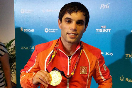 Məşhur dünya çempionumuz gecə klubunda dava saldı, qızı döydü