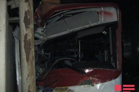 Bakıda avtobus hasara çırpılıb, xəsarət alan var Bakıda avtobus hasara çırpılıb, xəsarət alan var