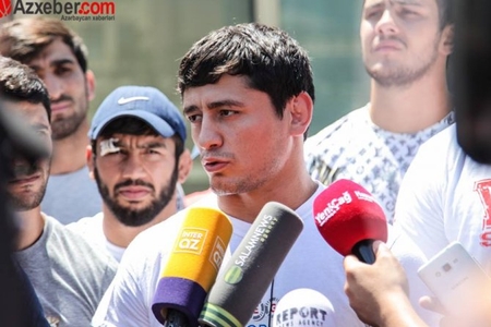 Bakıda tanınmış güləşçilər etiraz aksiyası keçirdilər: “Maaşlarımız verilmir, yol pulumuz yoxdur”