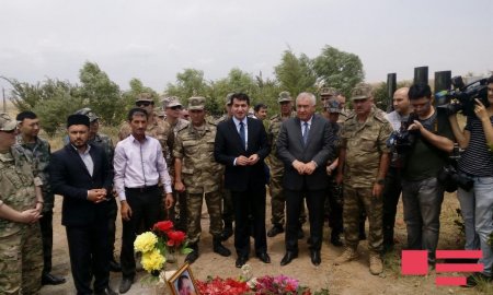 Xarici jurnalistlər və hərbi attaşelər 2 yaşlı Zəhranın məzarını ziyarət etdilər 