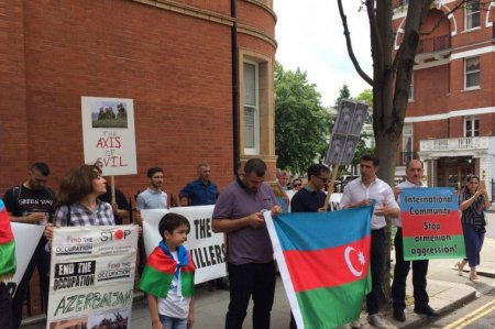 Londonda erməni səfirliyi qarşısında etiraz aksiyası keçirilib