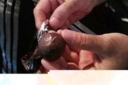 DİQQƏT: Azərbaycanda satılan şokoladdan qurd çıxdı