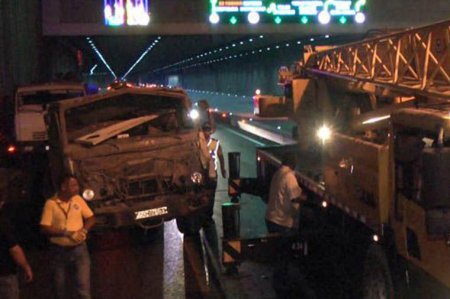 Bakıda tuneldə iki yük maşını qəzaya uğrayıb, yol bağlanıb