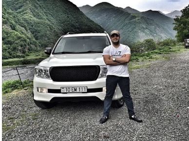 Güləşçilərə verməyə pul tapa bilməyən vitse-prezident Elçin Cəfərovun oğlunun dəsgahı — BAHALI MAŞINLAR, LÜKS HƏYAT 