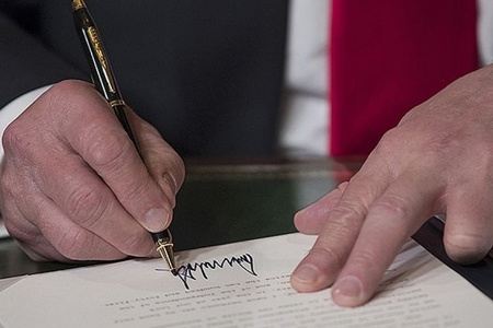 Donald Tramp sanksiyalar barədə qanunu imzalayıb