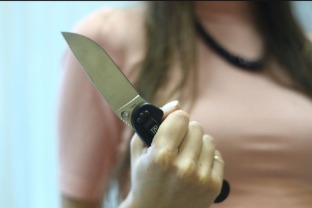 Xırdalanda müğənni olmaq istəyən qadın ərini bıçaqlayıb