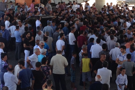 Su kanalında boğulan gəncin qohumları Bakı-Qazax magistral yolunu bağlayıblar - FOTOLAR