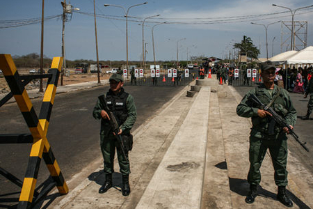 Venesuelada hərbçilər prezidentə qarşı çıxdı - Qiyam..