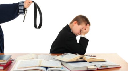 İmtahanda yüksək nəticə göstərən müəllim şagirdin başını divara vurub...