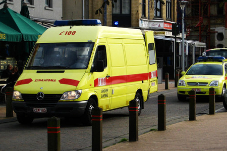 Belçikada sürücü avtomobili insanların üzərinə sürdü Belçikada sürücü avtomobili insanların üzərinə sürdü