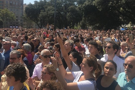 Madriddə etiraz başladı: Terrorizmə qarşı... Madriddə etiraz başladı: Terrorizmə qarşı...