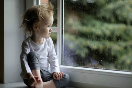 Bakıda 2 yaşlı körpə eyvandan yıxıldı..