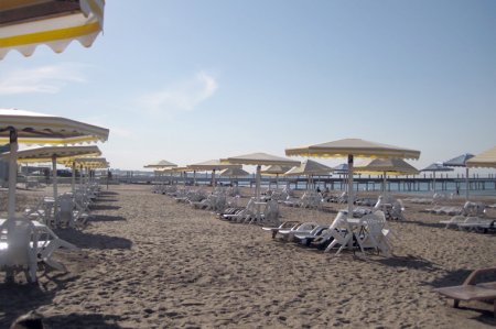 Xəzərin sahilindəki istirahət obyektlərində qanunsuzluqlar aşkarlandı