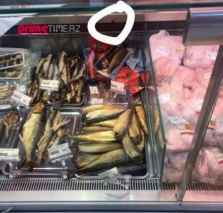 "Araz" marketdə BİABIRÇILIQ: kiflənmiş kolbasa, milçək... - FOTO