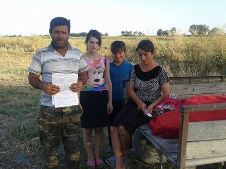 Zərdabda dəhşət: evləri əlindən alınan ailə at arabasında yatır - FOTO..