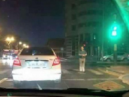 Bakıda piyada keçidində namaz qıldı – FOTO..