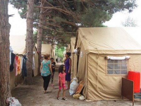 Sumqayıtda evi yanan 22 ailə çadırda yaşayır - “Bu istidə dözə bilmirik”..