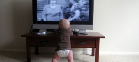 Abşeron rayonunda körpə üzərinə televizor düşməsi nəticəsində ölüb....