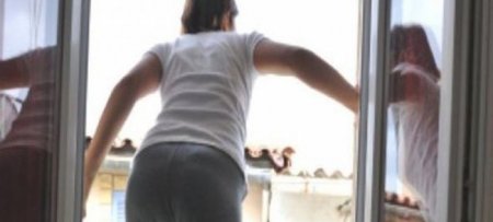 Ana qızı ilə birgə özünü 2-ci mərtəbədən atdı...